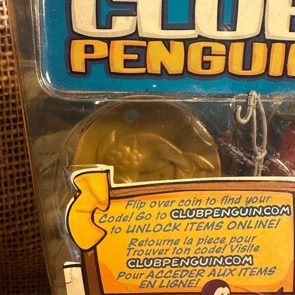 Disney Club Penguin Toy Action Figures Series 4 New in Package - Picture 4 of 7